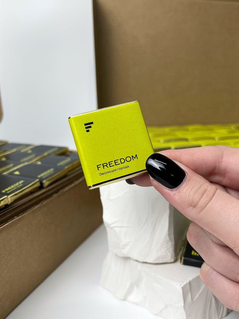 Шоколадка 5 г с логотипом заказчика Шоколадка 5 г с логотипом FREEDOM в фирменной обёртке — готовый корпоративный заказ Shokolife